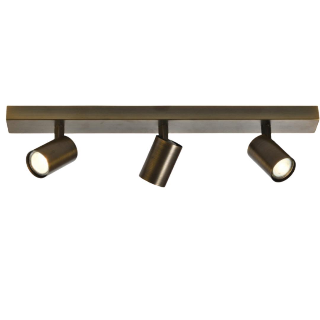Plafonska spot lampa u boji bronze sa 3 reflektora u kojima se nalazi sijalično grlo tip GU10.