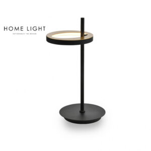 Stona lampa modernog dizajna i izgleda, izrađena od aluminijuma u crnoj boji.