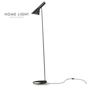 Podna lampa koja kombinuje i neobičan dizajn sa klasičnom, sijaličnom tehnologijom osvetljenja.