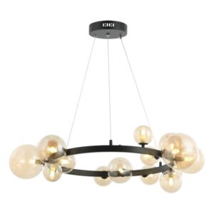 Visilica Forma F9204-15V BK sa petnaest grla (G9) unosi prefinjen, moderan stil u svaki prostor. Konstrukcija je izrađena od metala u elegantnoj crnoj boji, dok su staklene kugle u toploj amber nijansi, što dodatno naglašava njen luksuzni karakter. Moderni dizajn sa pažljivo oblikovanim detaljima čini ovu visilicu upečatljivim dekorativnim elementom koji se lako uklapa u različite stilove enterijera. Zahvaljujući svom izraženom vertikalnom obliku i dimenzijama 1200 × Ø829 mm, savršeno je pogodna za trpezarije, dnevne i spavaće sobe, gde može postati dominantan vizuelni akcenat i pružiti prijatno ambijentalno osvetljenje.