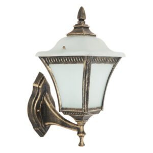Zidni fenjer Forma S4155 GB je lampa elegantnog, rustičnog dizajna u boji bronze. Izrađena je od metala i stakla mlečno bele boje.Lampa je opremljena jednim sijaličnim grlom tipa E27. Odlično je rešenje za osvetljavanje ulaza u zgradu ili kuću, osvetljavanje fasade i sličnog. Njegova svrha je kako da osvetli prostor spolja, tako i da stvori posebno prijatnu atmosferu na vašoj terasi, balkonu i ostalim spoljnim zidovima.Model je kvalitetne izrade, otporan na koroziju i UV zrake. Poseduje stepen zaštite IP54, pa je vodotporan i otporan na prašinu.Lampa je dimenzija 185x330mm