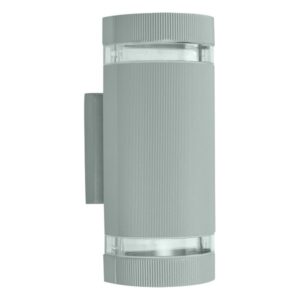 Nadgradna spoljna lampa Forma S4604 SVnapravljena je od metala sive boje i stakla.Ima IP54 zaštitu što je čini idealnim rešenjem za osvetljavanje spoljnog prostora. Sa jednostavnim, ali modernim dizajnom, savršena je za spoljnu upotrebu.Poseduje dva grla (GU10) sa zamenjivom sijalicom.Zbog svojih dimenzija od 100x100x235mm ova lampa je diskretna i lako se integriše u bilo koji spoljni ambijent