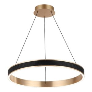 Viseća LED lampa Forma F2088-46V GD predstavlja spoj savremenog dizajna i luksuzne estetike, idealna za osvetljavanje i dekoraciju modernih enterijera. Izrađena je od kvalitetnog PVC materijala u elegantnoj zlatnoj boji, sa pažljivo uklopljenim crnim kožnim detaljima koji dodatno naglašavaju njen sofisticirani karakter. Lampa je opremljena integrisanim LED izvorom svetla tople bele boje (3000K) jačine 46W, koji pruža prijatno i ravnomerno osvetljenje. Poseduje mogućnost izbora tri nivoa osvetljenja – 100%, 50% i 25% putem standardnog prekidača u zavisnosti od ambijenta i trenutne potrebe. Dimenzije lampe su 586 x 1600 mm, što je čini pogodnom za veće prostorije kao što su trpezarije, dnevne i spavaće sobe, gde dolazi do izražaja kako po funkcionalnosti, tako i po dizajnu.