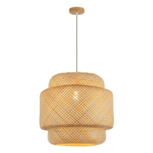 Viseća lampa Forma F7854-1VL NT spaja prirodne materijale i ručni rad, unoseći toplinu i posebnu atmosferu u svaki prostor. Napravljena je od pažljivo pletenih listova bambusa, koji propuštaju prijatno, toplo svetlo i bacaju zanimljive senke po prostoriji. Svaka lampa je unikatna, jer je ručno izrađena, što dodatno doprinosi njenom šarmu i autentičnosti. Opremljena je jednim grlom za sijalicu tipa E27, što omogućava izbor osvetljenja po vašoj želji. Dimenzije lampe su 500×1660 mm, što je čini idealnim izborom za dnevne sobe, trpezarije, spavaće sobe, ali i ambijentalno osvetljenje u ugostiteljskim objektima.