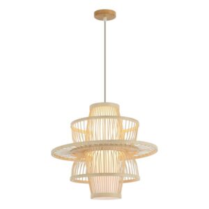 Viseća lampa Forma F7860-1V NT spaja prirodne materijale i ručni rad, unoseći toplinu i posebnu atmosferu u svaki prostor. Napravljena je od pažljivo pletenih listova bambusa, koji propuštaju prijatno, toplo svetlo i bacaju zanimljive senke po prostoriji. Svaka lampa je unikatna, jer je ručno izrađena, što dodatno doprinosi njenom šarmu i autentičnosti. Opremljena je jednim grlom za sijalicu tipa E27, što omogućava izbor osvetljenja po vašoj želji. Dimenzije lampe su 450×1600 mm, što je čini idealnim izborom za dnevne sobe, trpezarije, spavaće sobe, ali i ambijentalno osvetljenje u ugostiteljskim objektima.