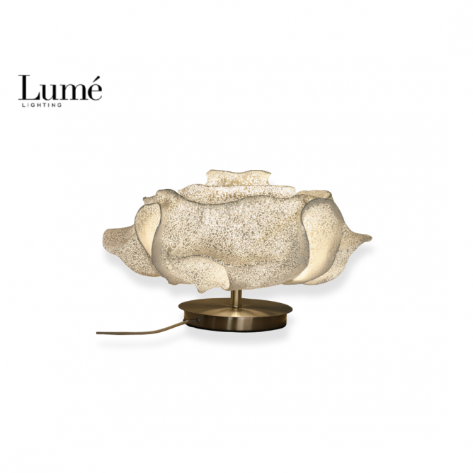 REGINA 7 stona lampa sa jednim E27 grlom pruža elegantno osvetljenje koje je savršeno za dnevne sobe, radne prostore, noćne ormariće ili kao prestižni detalj na stolu. Sa svojim izuzetnim i ekskluzivnim dizajnom, ova lampa unosi prelepu atmosferu u svaki kutak vašeg enterijera.