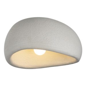 Plafonska lampa Forma F7071-1CL WH sa jednim E27 grlom predstavlja spoj savremenog dizajna i funkcionalnosti, unoseći moderan karakter u svaki enterijer. Izrađena od izdržljivog polietilena s prirodnom teksturom, ova lampa pruža nežnu svetlost koja stvara prijatnu i opuštajuću atmosferu. Zahvaljujući svom originalnom obliku i svedenoj estetici, lako se uklapa u različite stilove uređenja. Sa dimenzijama 500×260 mm, idealan je izbor za isticanje trpezarijskog stola, osvetljavanje dnevne sobe ili stvaranje intimnog kutka za odmor.